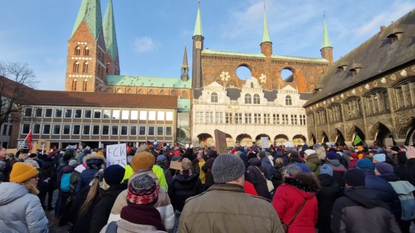 Mahnwache in Lübeck gegen Faschismus und AFD 2024-01-20 14:59:19